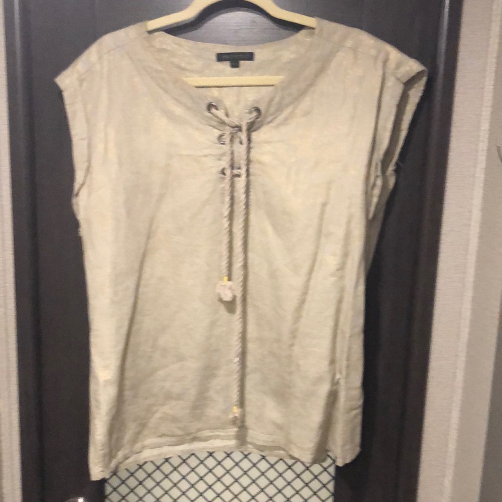 Sleeveless tunic top.